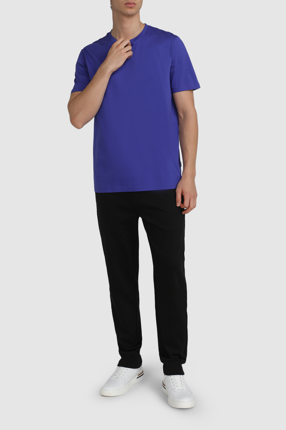 חולצת טי עם צווארון מעוגל